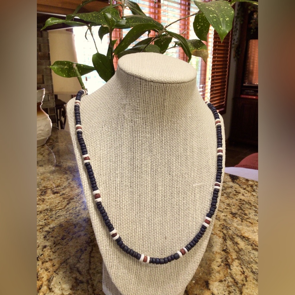 Men’s “beachy” summer necklace. EUC.